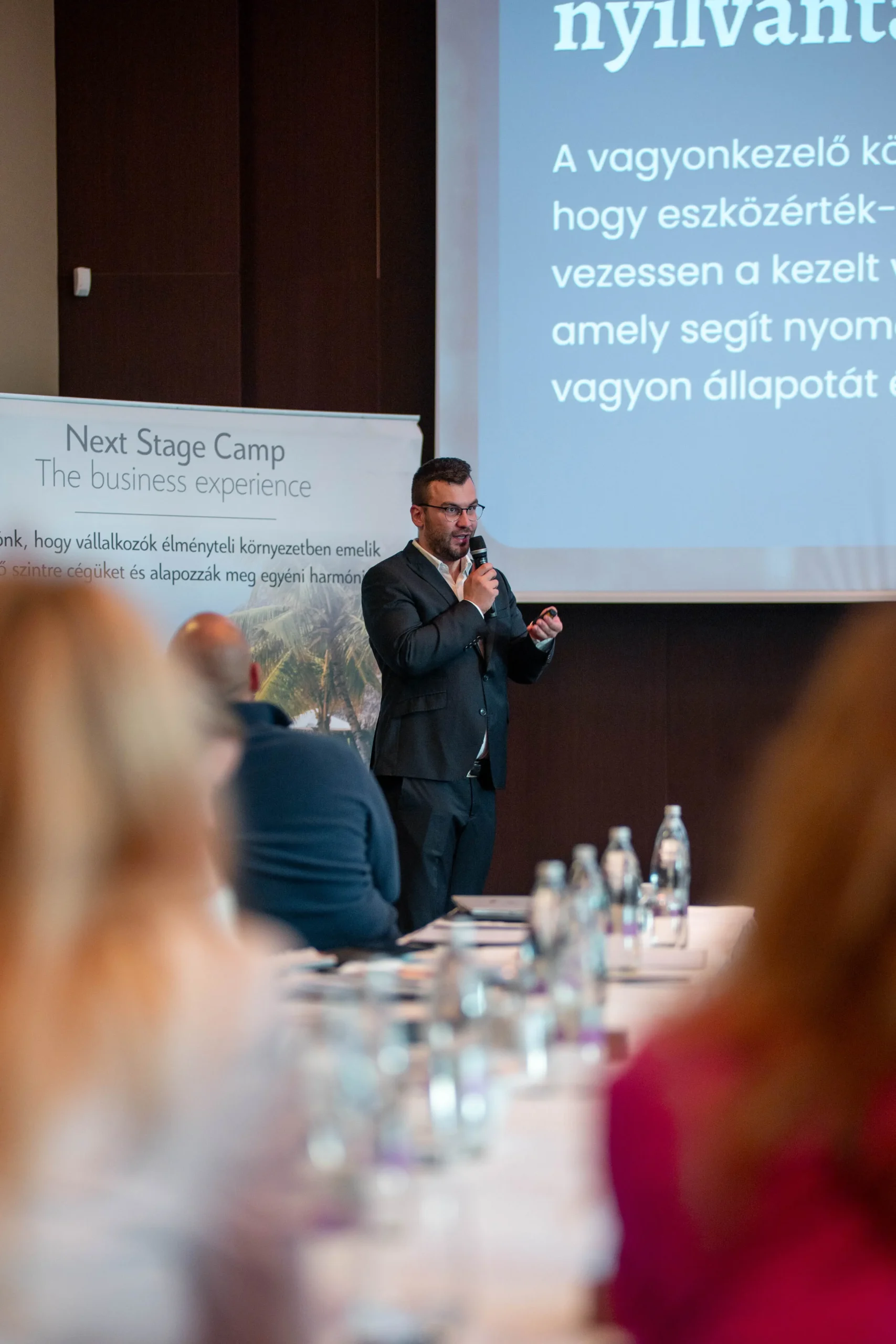Kis létszámú vállalkozói csoport közösen dolgozik egy mesterelme foglalkozáson